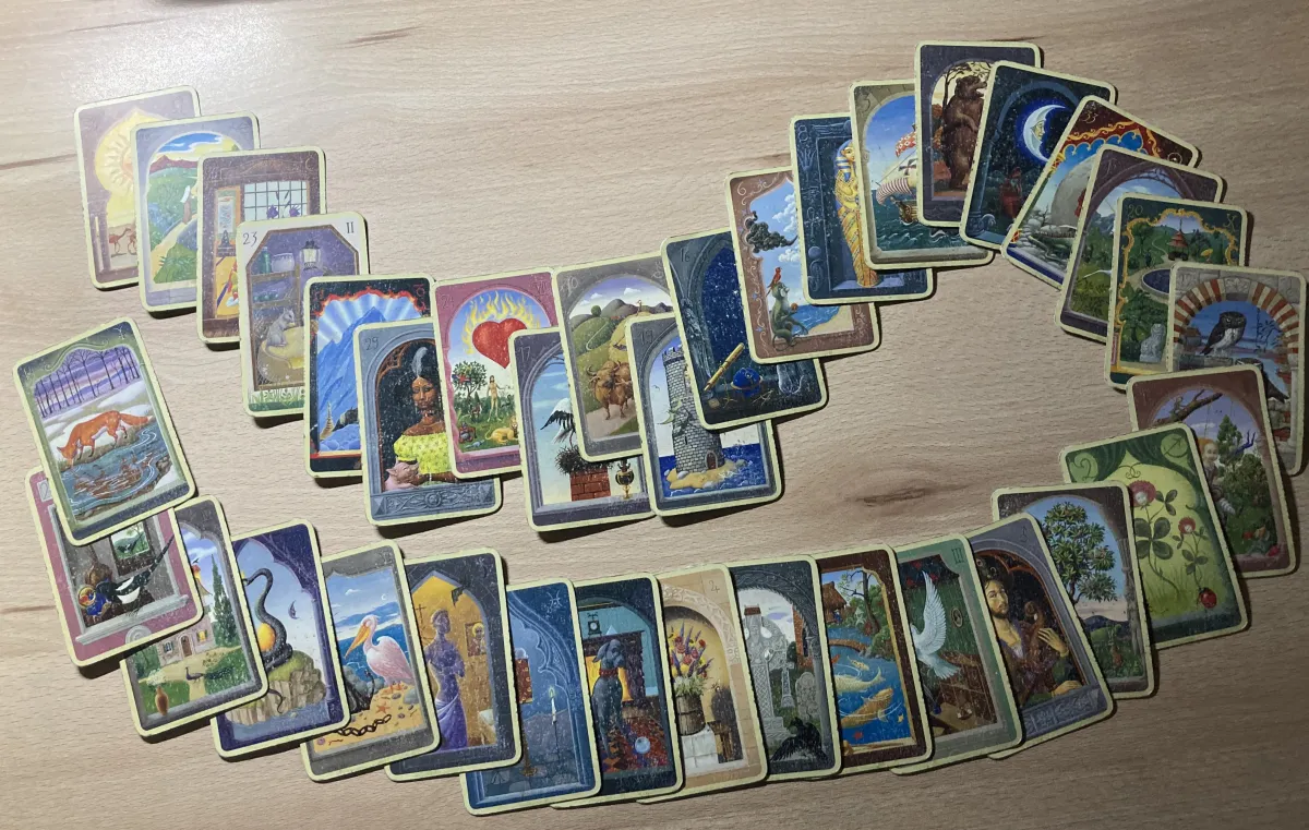 Engelkarten liebevoll ausgelegt auf hellem Leinen